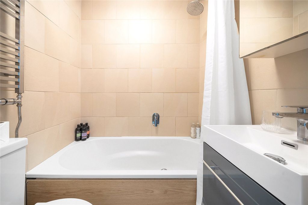 Property photo 3 of 10 Bathroom