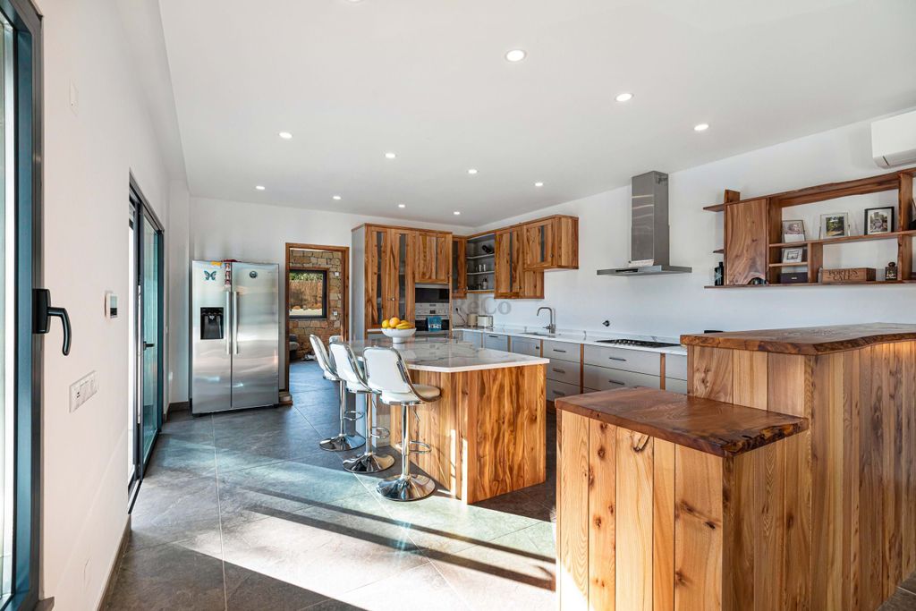 Property photo 3 of 28