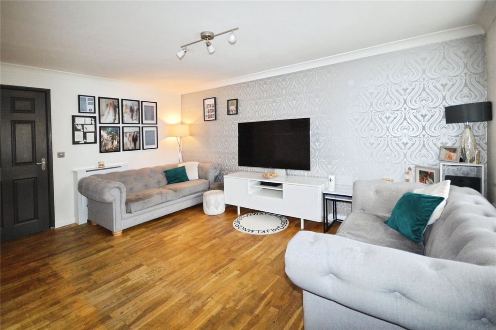 Property photo 3 of 18 Lounge