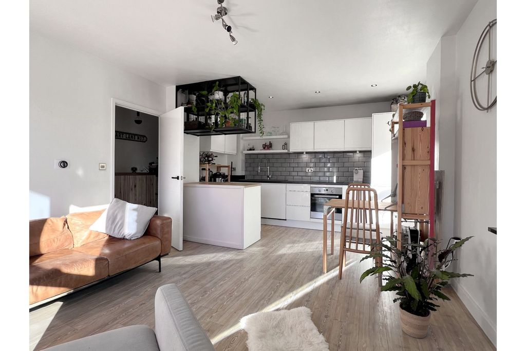 Property photo 1 of 10 Living Kitchen