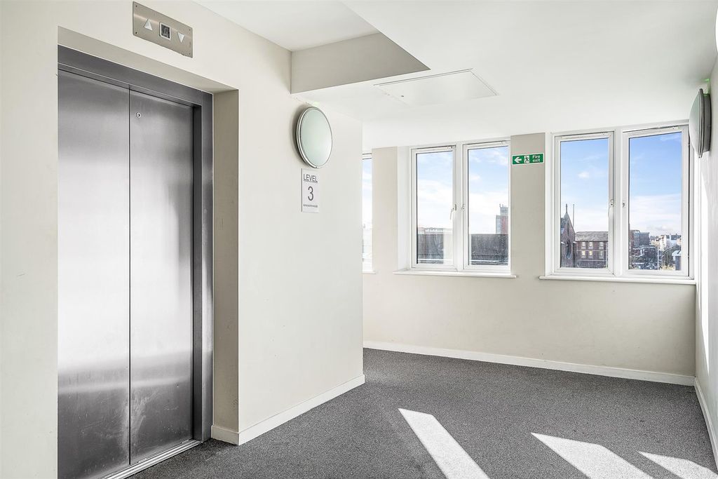 Property photo 2 of 9 42 Burlington House Communal.Jpg