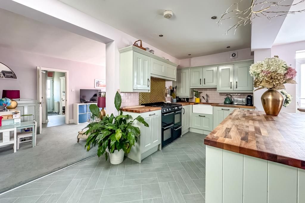 Property photo 2 of 19 Kitchen