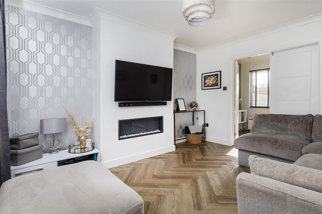 Property photo 2 of 32 Living Room