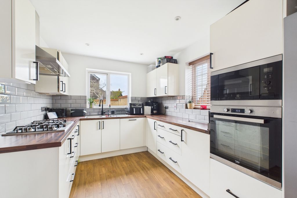 Property photo 3 of 16 Kitchen