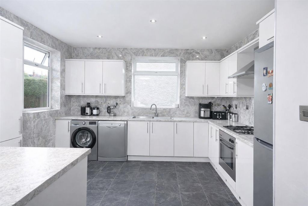 Property photo 2 of 16 A8863c96-9Ad5-46A7-Ade2-3c51455Acf6d.Png