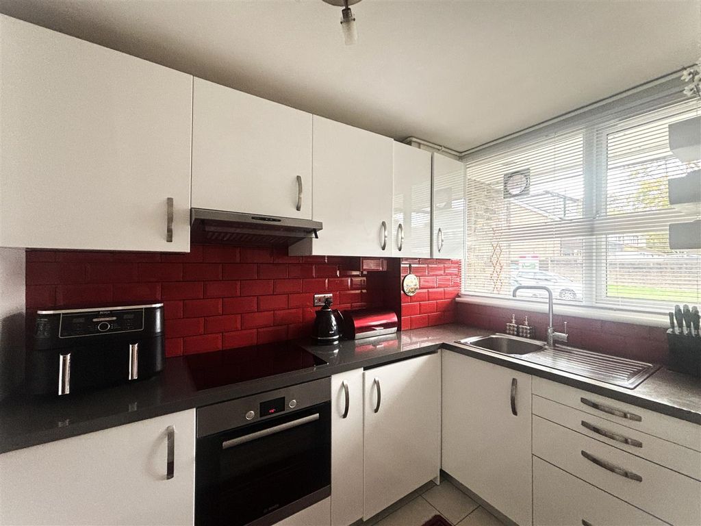 Property photo 2 of 11 Kitchen