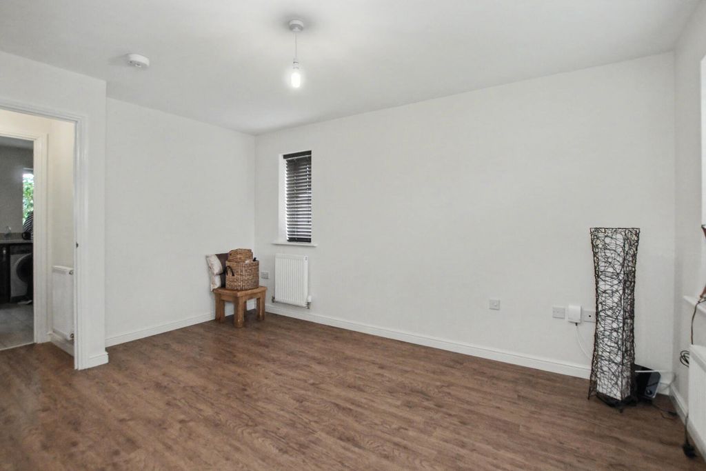 Property photo 3 of 9 Coningsby Drive - Lounge
