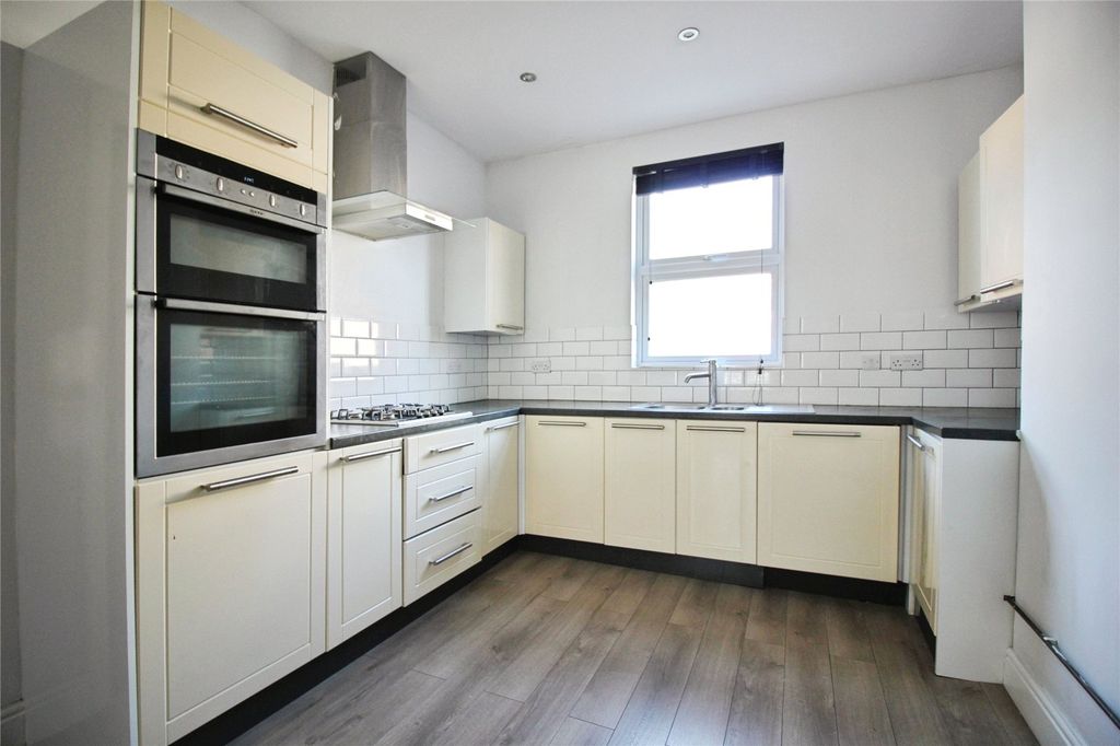 Property photo 2 of 13 Kitchin