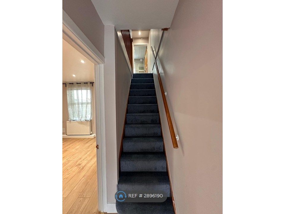 Property photo 3 of 17 Ground Floor Landing