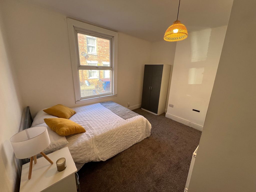 Property photo 1 of 5 A Cozy And Well-Kept Double Bedroom Featuring A Co...