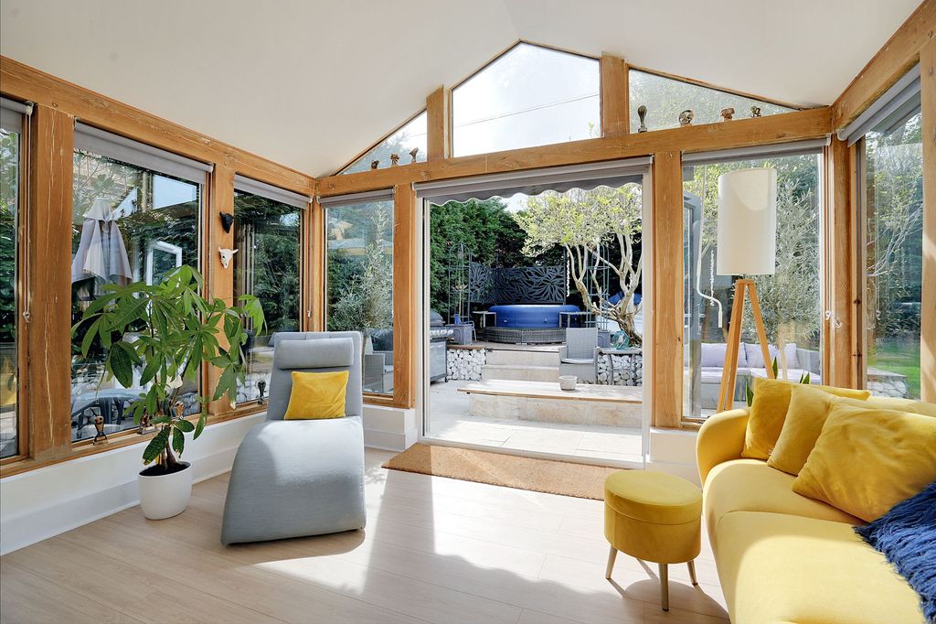 Property photo 2 of 28 Garden Room