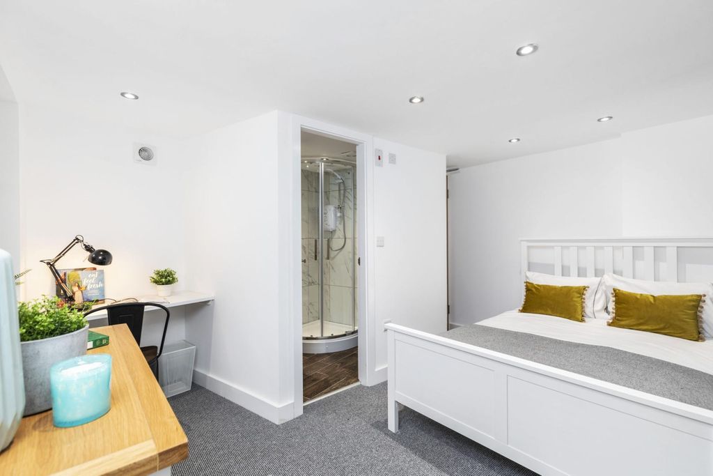 Property photo 2 of 6 Bright, Freshly Decorated Bedroom With A White Dou...