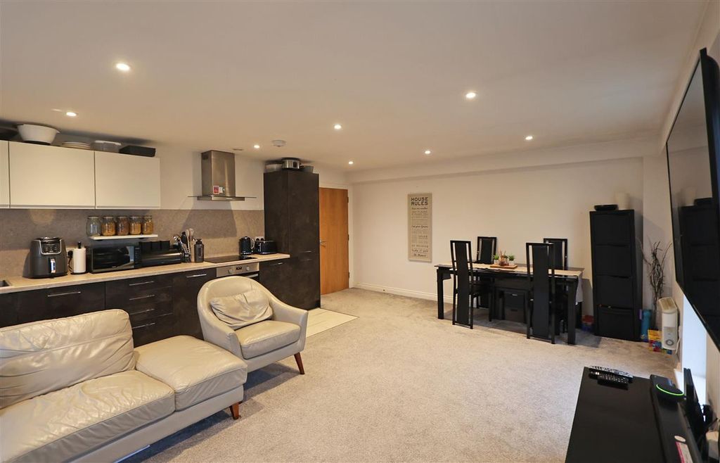 Property photo 3 of 10 Lounge / Kitchen