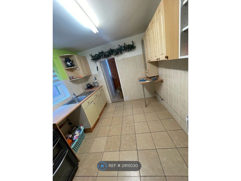 Property photo 3 of 12 Kitchen