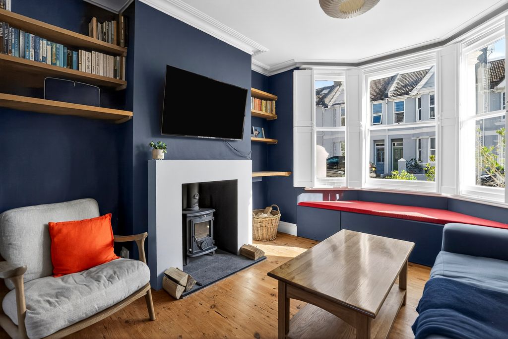 Property photo 3 of 18 Lounge