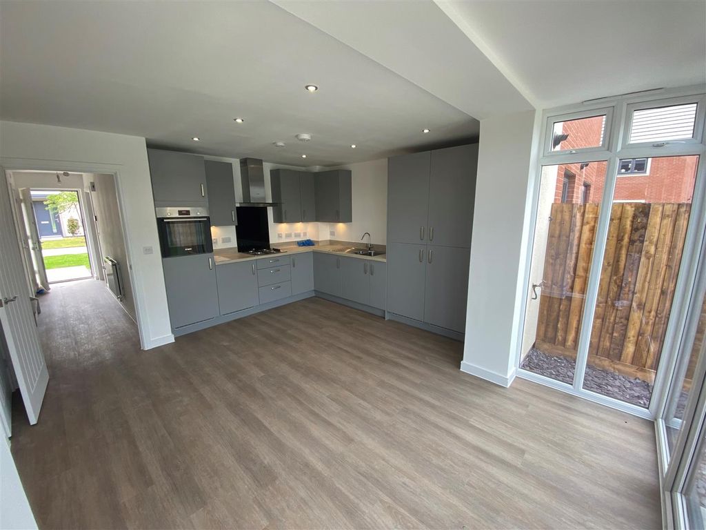 Property photo 2 of 9 Kitchen 4.Jpg