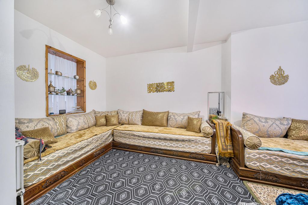 Property photo 3 of 10 Living Room