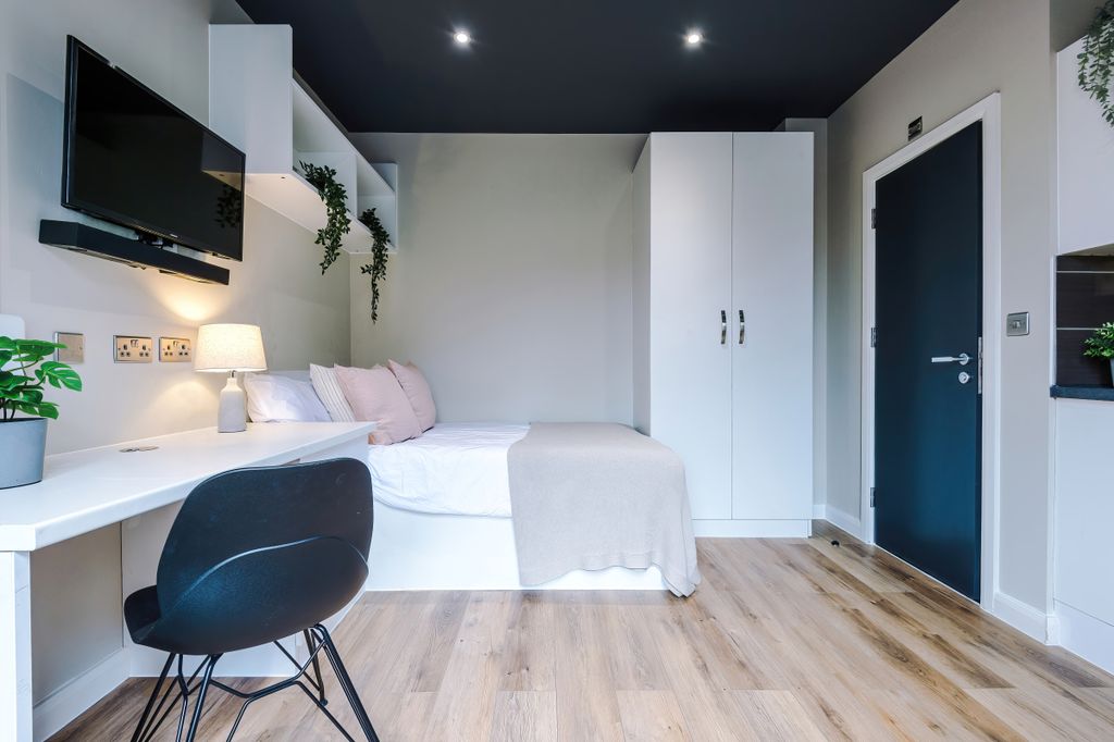 Property photo 3 of 10 Flat 8, Unw, 3