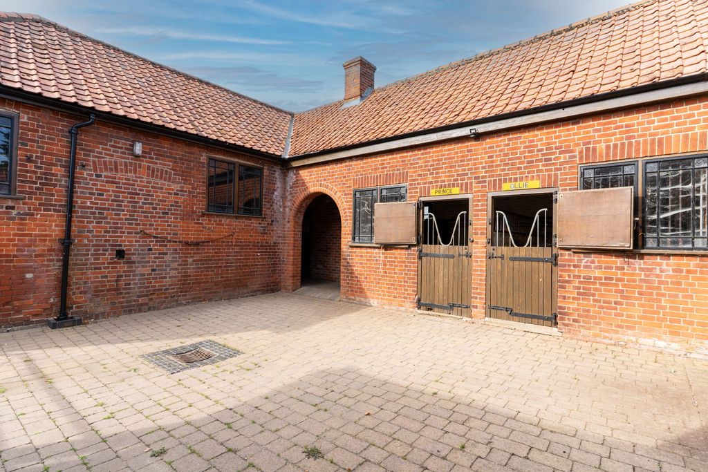 Property photo 2 of 64
