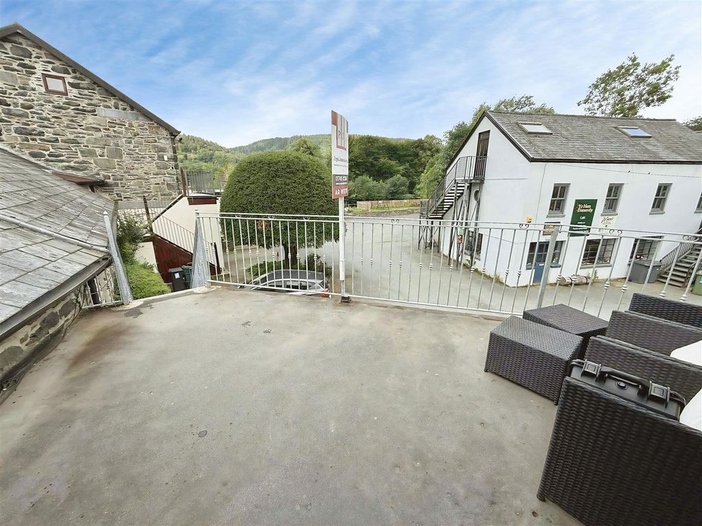 Property photo 2 of 19 Entrance.Jpg