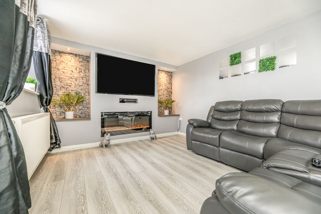 Property photo 2 of 40 2A8A2971-1017