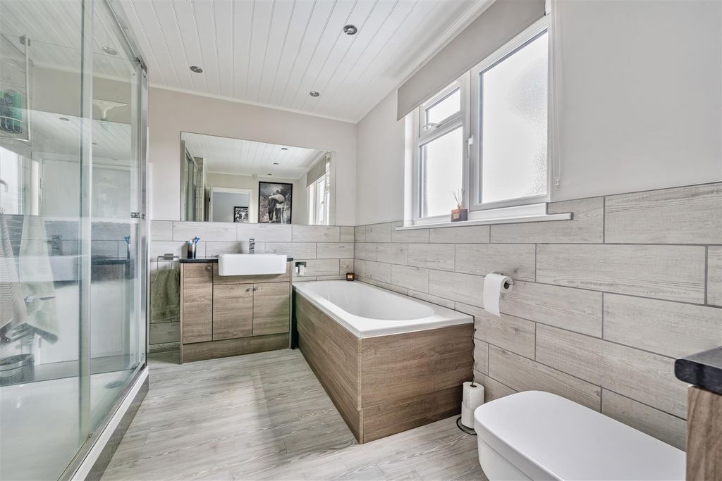 Property photo 3 of 20 32-68237A761F373-1290133-Arw-32.Jpg