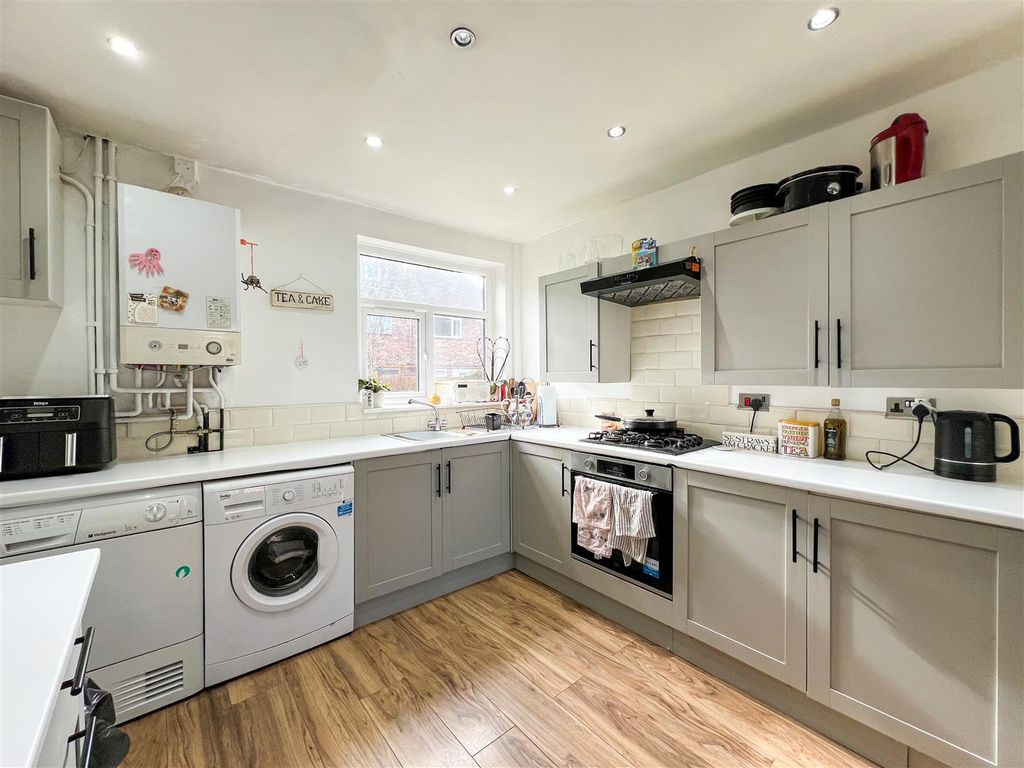 Property photo 3 of 19 Kitchen