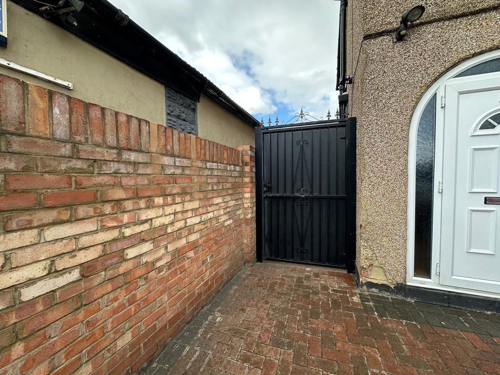 Property photo 1 of 9 Studio Annex
