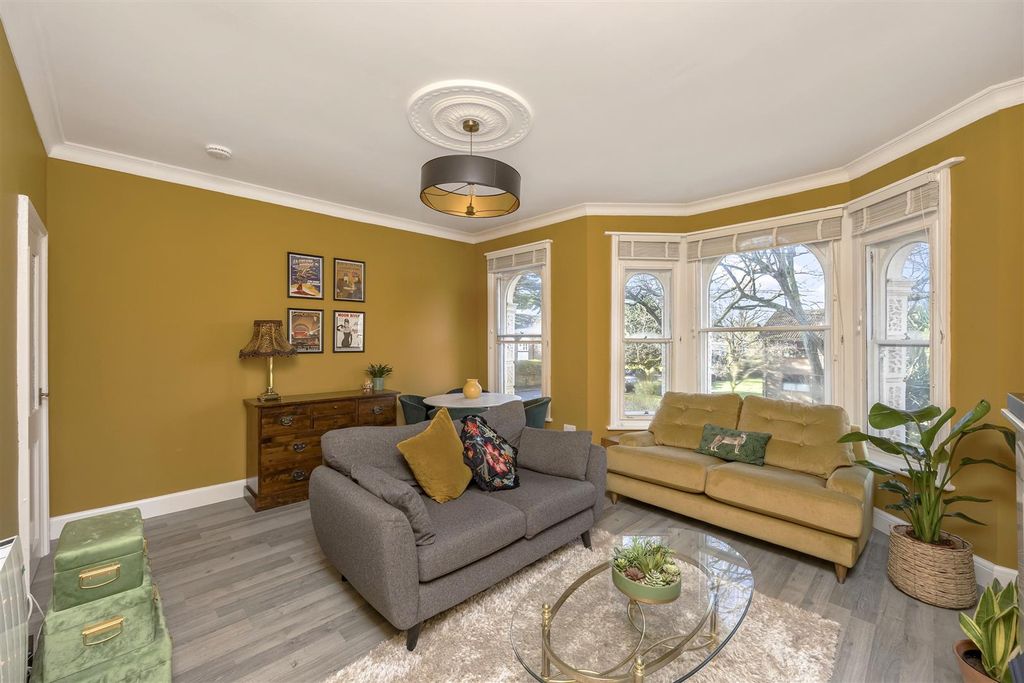 Property photo 3 of 29 South Farm Road 88, Top Floor Flat-007-2.Jpg