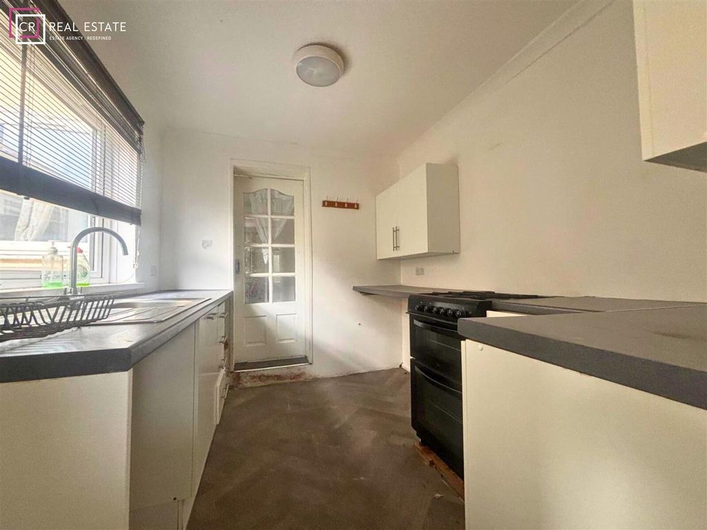 Property photo 3 of 11 Kitchen