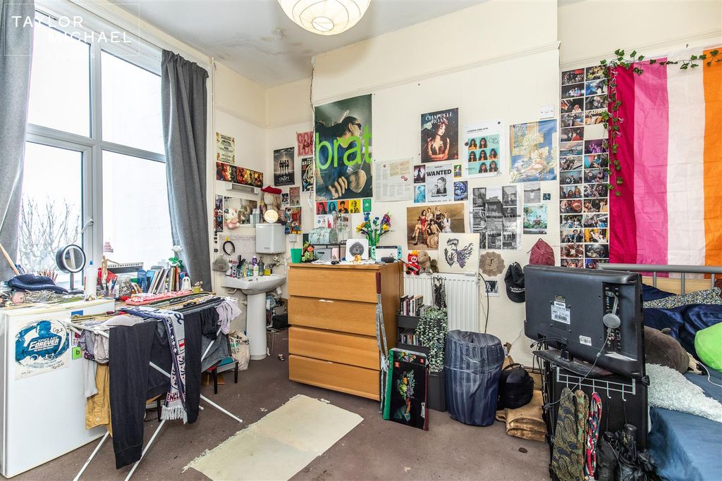 Property photo 3 of 8 Room