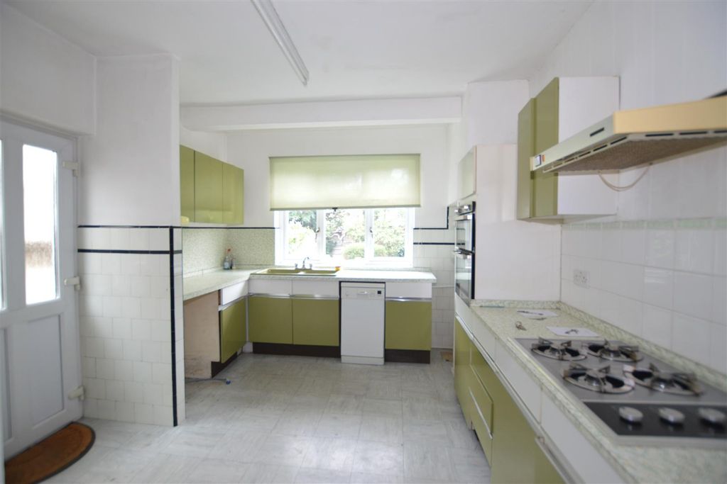 Property photo 2 of 11 12 Bryanston Ave Kit.Jpg