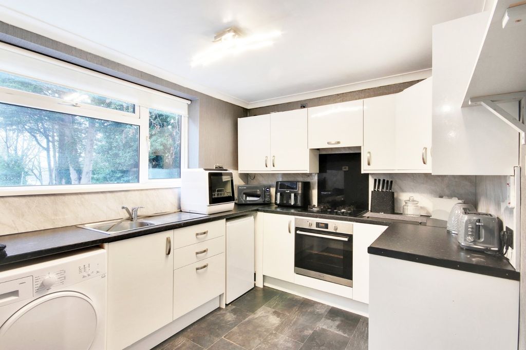 Property photo 2 of 9 Kitchen