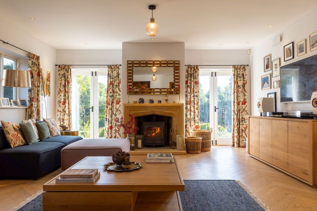 Property photo 2 of 32 Living Room