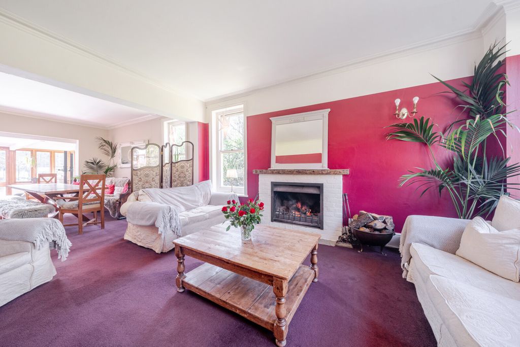 Property photo 2 of 46 Sitting Room