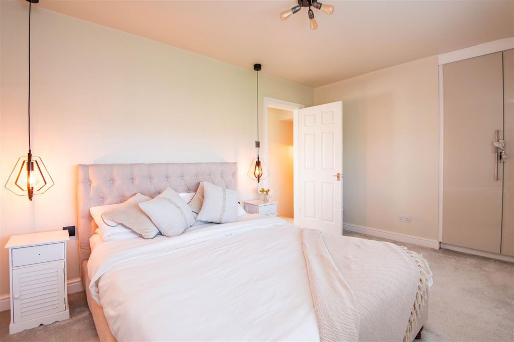 Property photo 3 of 16 Master Bedroom