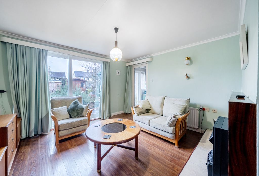 Property photo 2 of 11 1385536-3-692Da36...