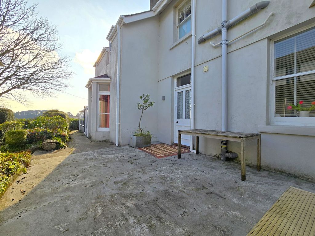 Property photo 2 of 32