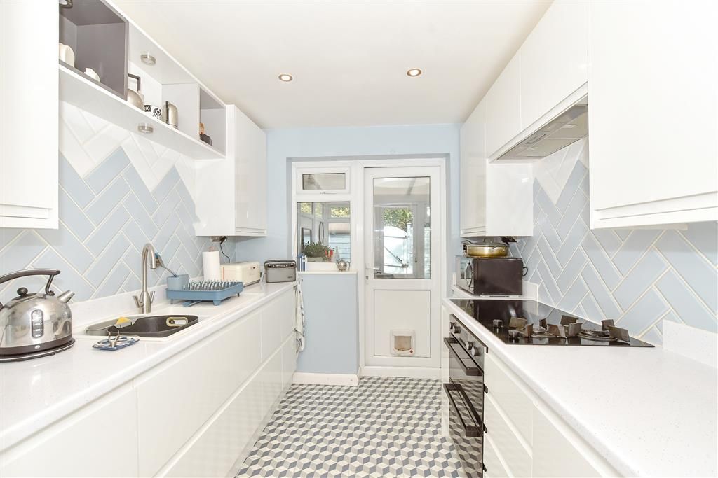 Property photo 3 of 10 Kitchen
