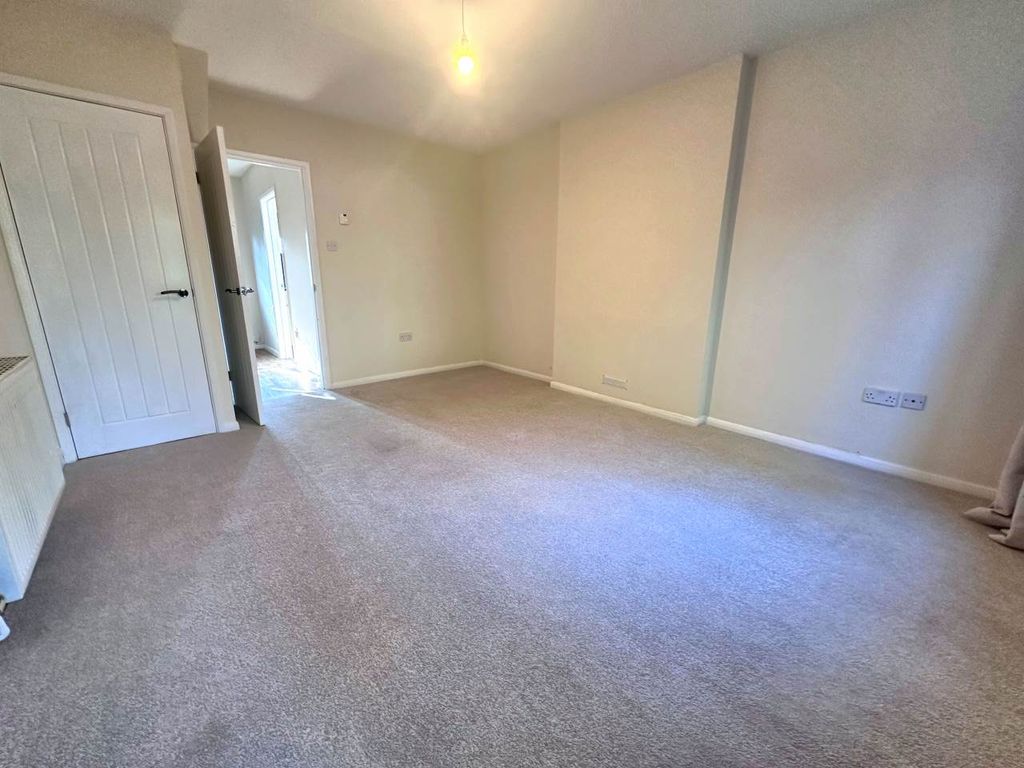 Property photo 3 of 14 Lounge 3