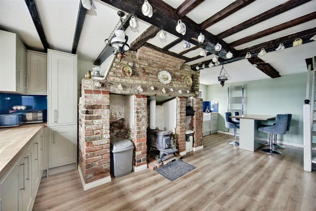 Property photo 3 of 19 Kitchen