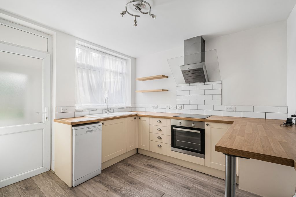 Property photo 3 of 18 Kitchen
