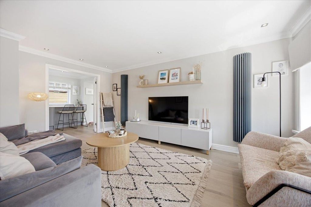 Property photo 2 of 30 10-34_Newton_Road_Lenzie_010.Jpg