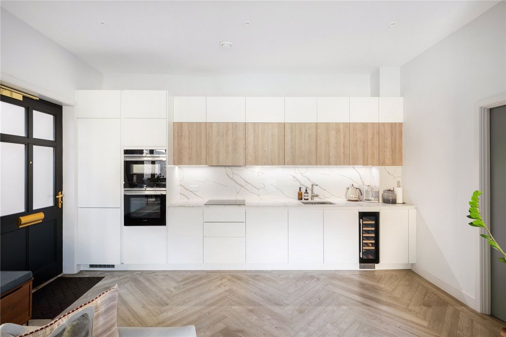 Property photo 2 of 18 Picture No. 12