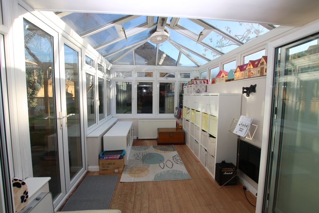 Property photo 3 of 15 9Gardenfieldsk