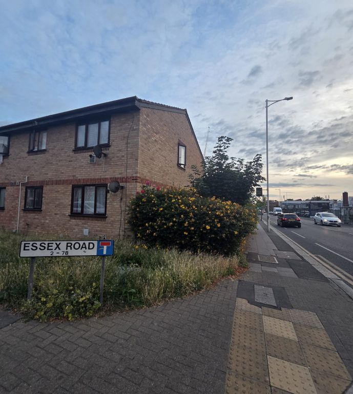 Property photo 1 of 12 Two Bedroom Flat In The Block Next To Goodmayes Tesco-£1850
