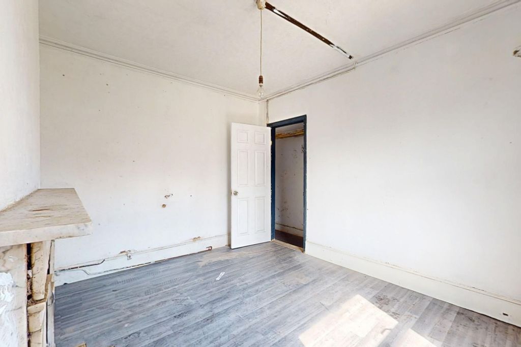 Property photo 3 of 13 193 Whitehorse Road, Croydon, Surrey, Cr0 2Lb