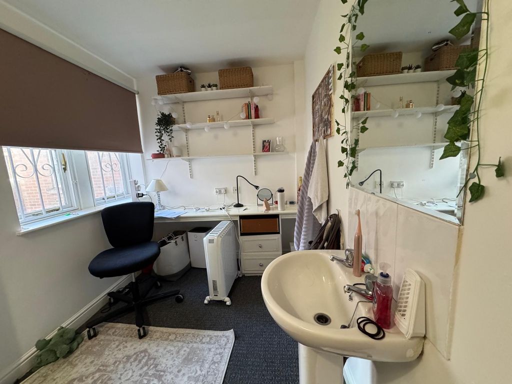 Property photo 2 of 27