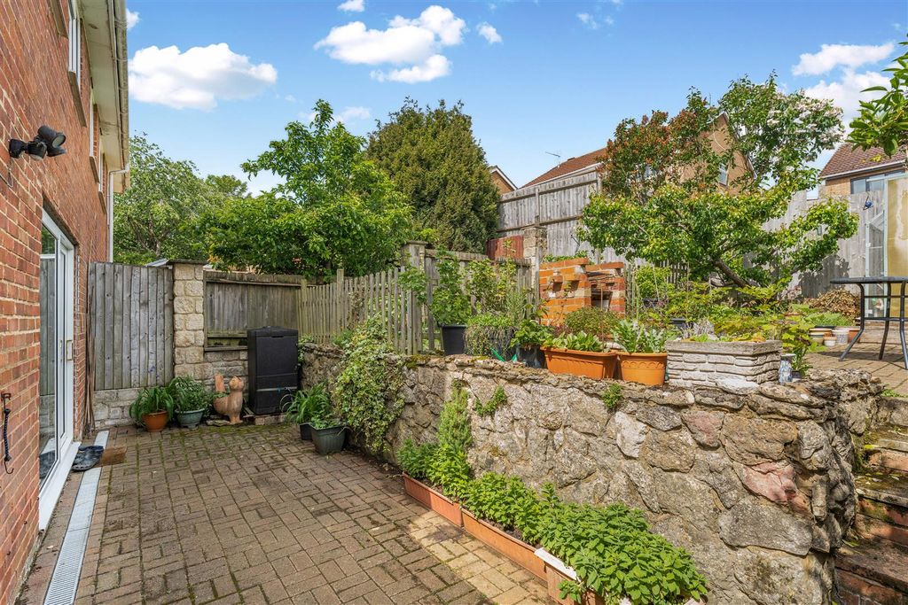 Property photo 3 of 11 9 Hillside Close, Banbury-11.Jpg