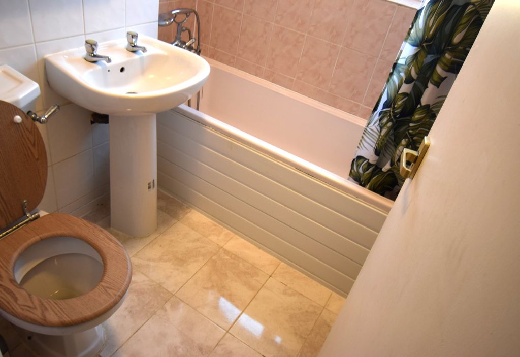 Property photo 3 of 11 Bathroom